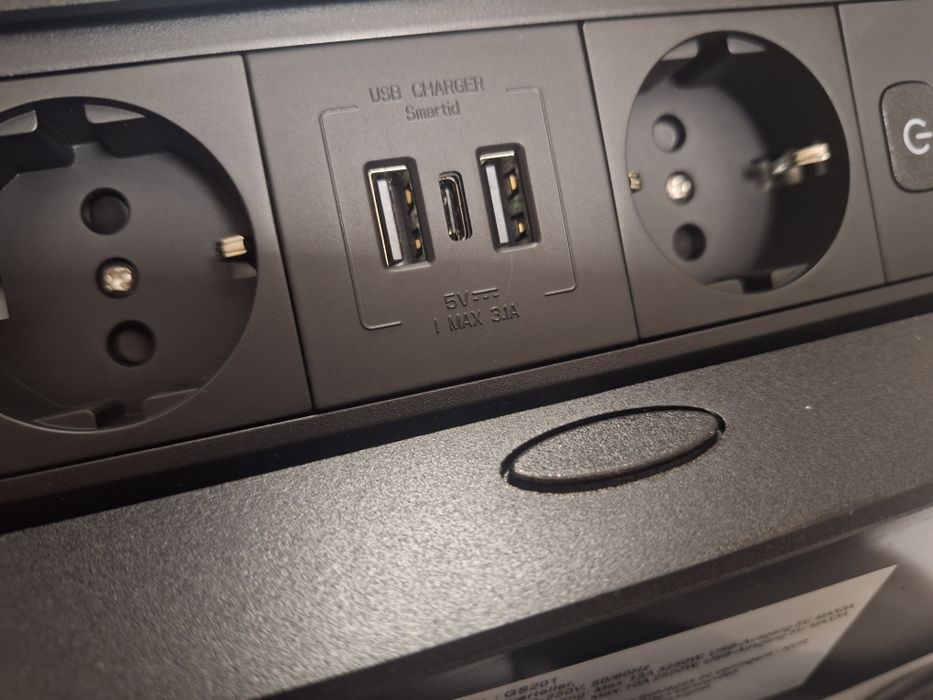 Gniazdko wpuszczane czarne