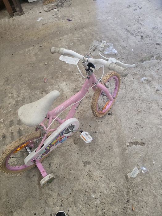 Bicicleta de criança com rodas de apoio