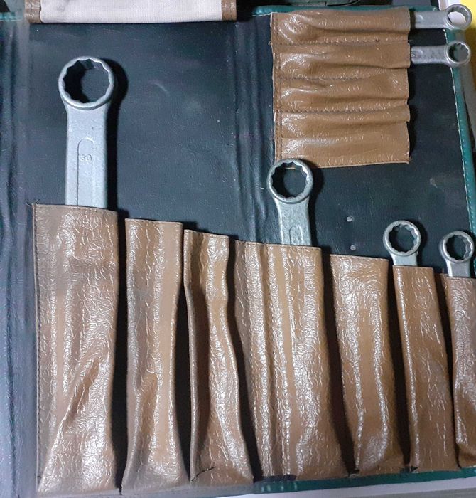 Klucze płaskie i oczkowe (ok 56 szt.) klucze nasadowe PRL (4 zestawy)