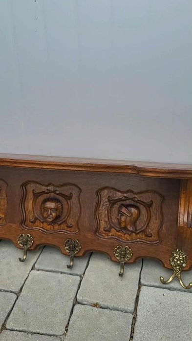 Старовинна настінна вішалка з поличкою декорована різьбою