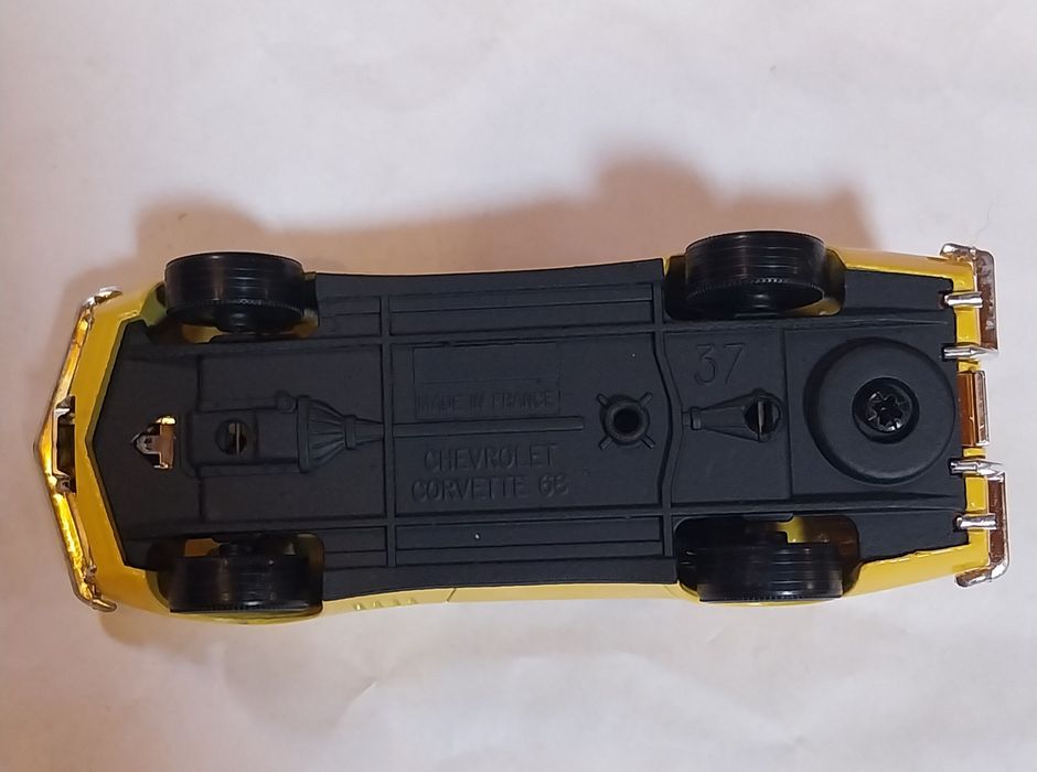 Miniatura Chevrolet Corvette em escala 1/43
