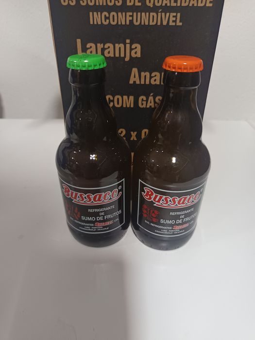 Caixa com garrafas pirogravadas dos 100 anos refrigerante Bussaco.