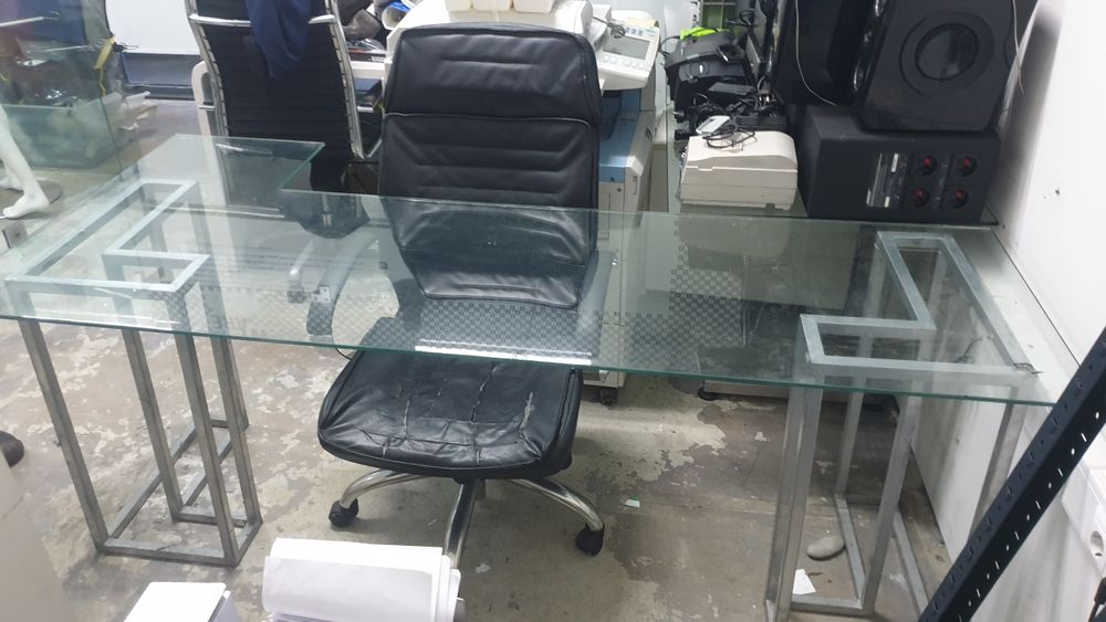 Secretaria de escritório em vidro