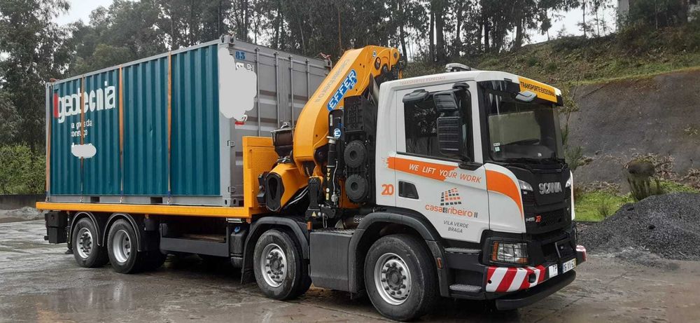 Camião grua especializado no transporte, manuseamento, cargas.