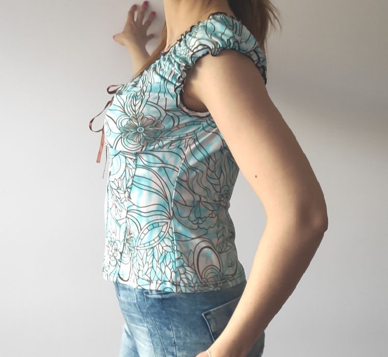 Bluzka z dekoltem carmen