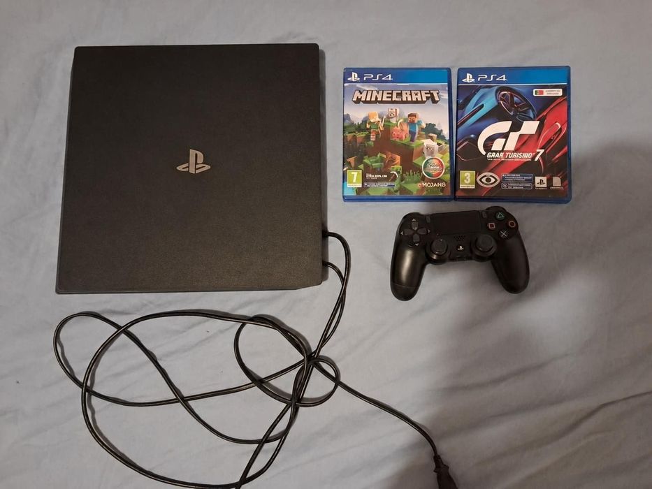 Vendo PS4 pro 1T +comando+2 jogos