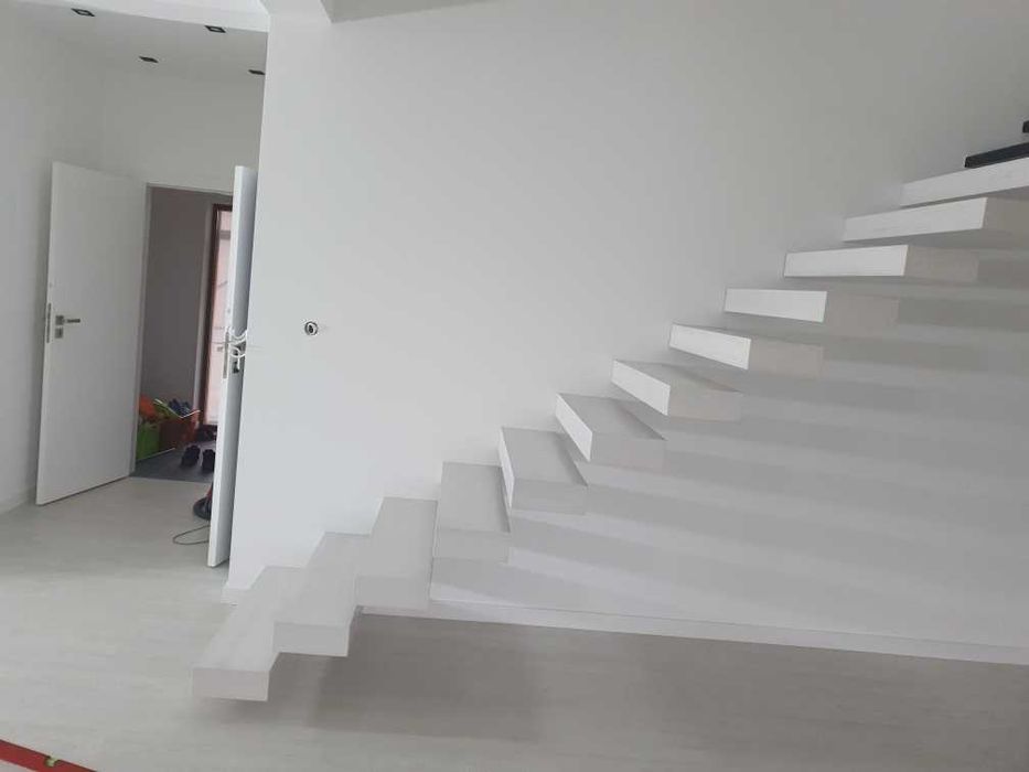 Stopnie półkowe dębowe czarne schody wspornikowe