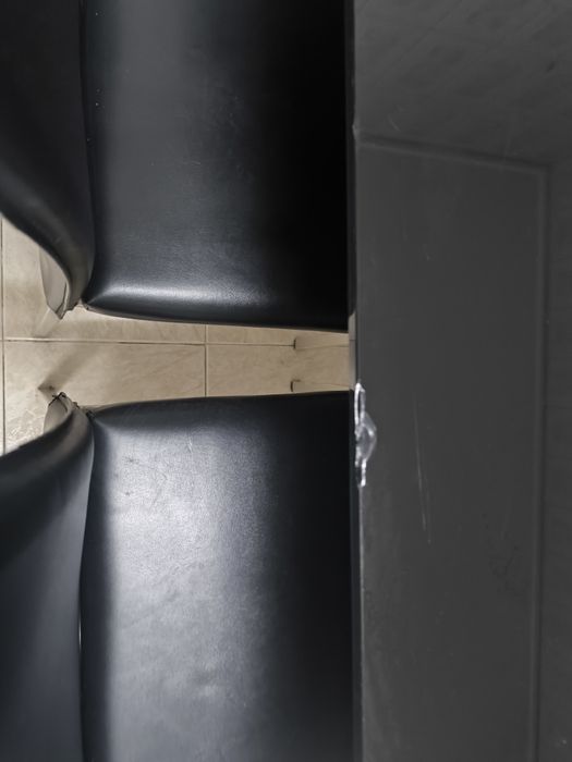 Conjunto de mesa de jantar extensível com 6 cadeiras, em preto.
