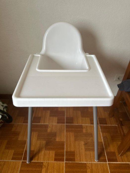 Cadeira simples de alimentação para bebê.