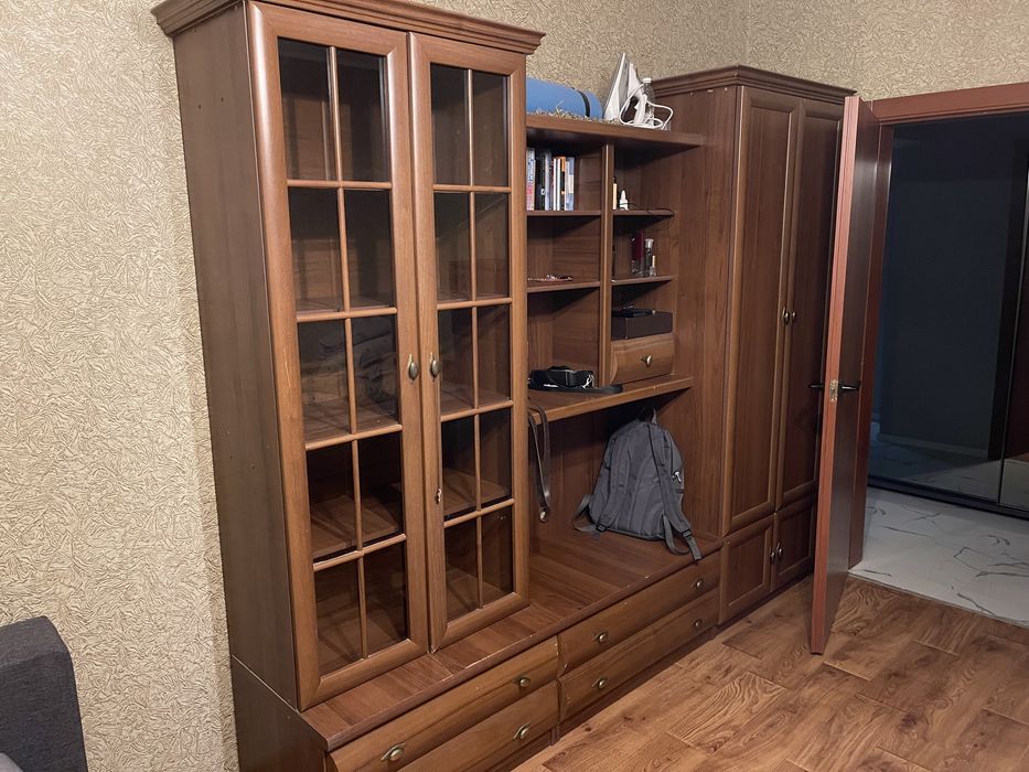 Продам стінку в кімнату самовивіз 2,50 на 2,10