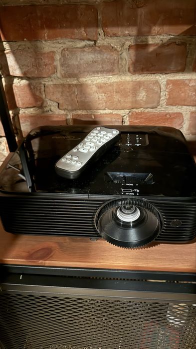 Projektor Optoma VDHDNTe ekran projektor uchwyt apple tv