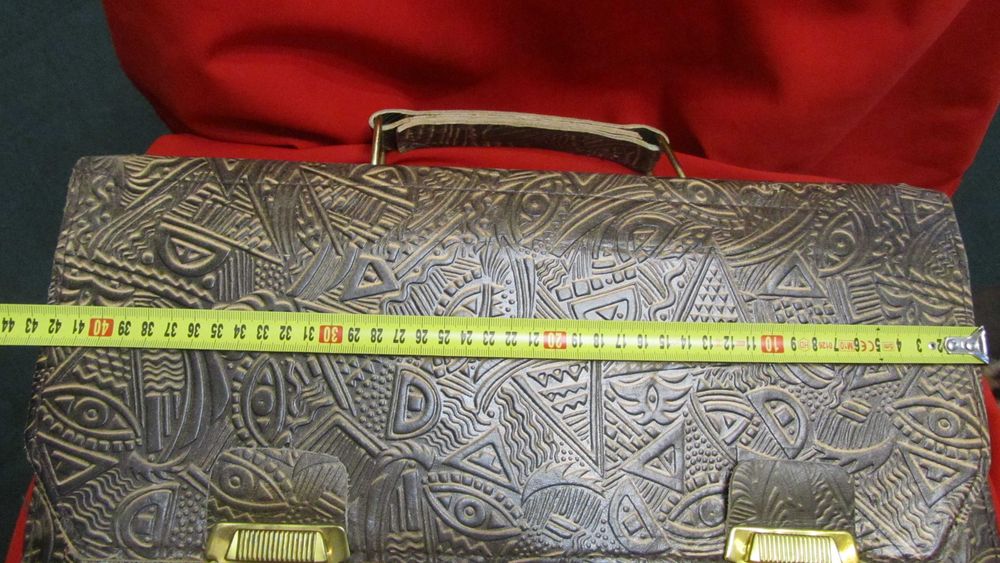 Портфель,толстая,тисненная кожа.