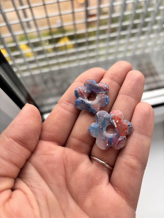 Kolczyki kwiatuszki małe wkrętki z gliny polimerowej