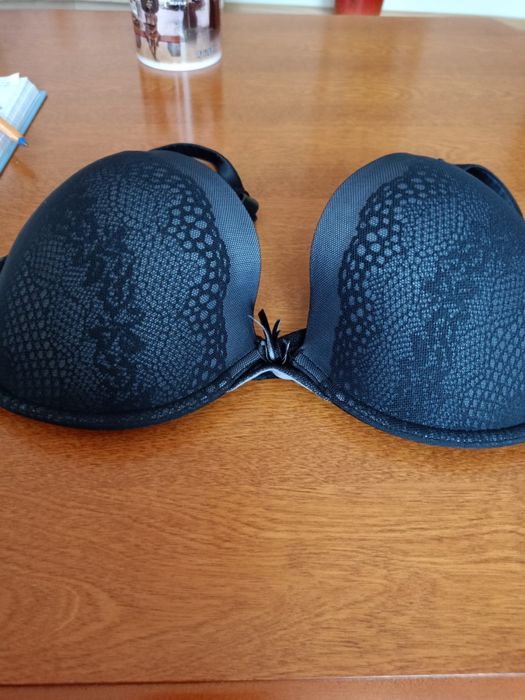 Piękny firmowy biustonosz.