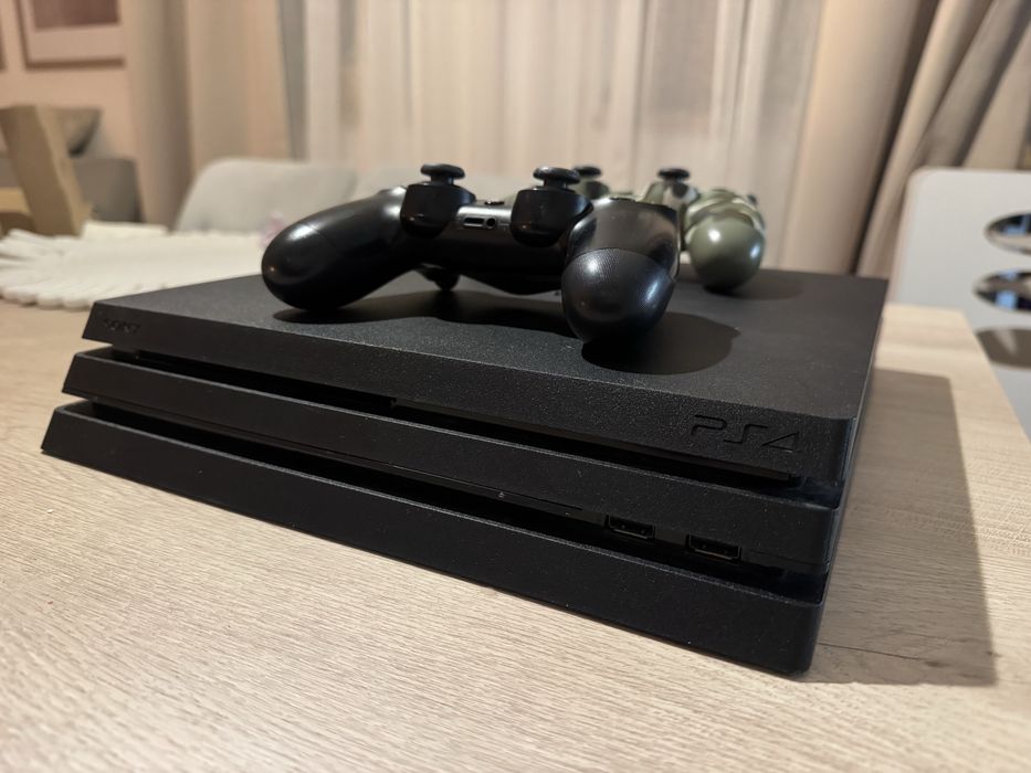 Konsola Playstation 4 pro + 2Pady +okablowanie