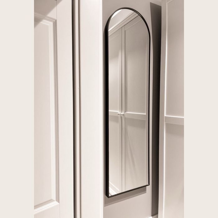 Łukowe lustro w czarnej metalowej ramie ścienne