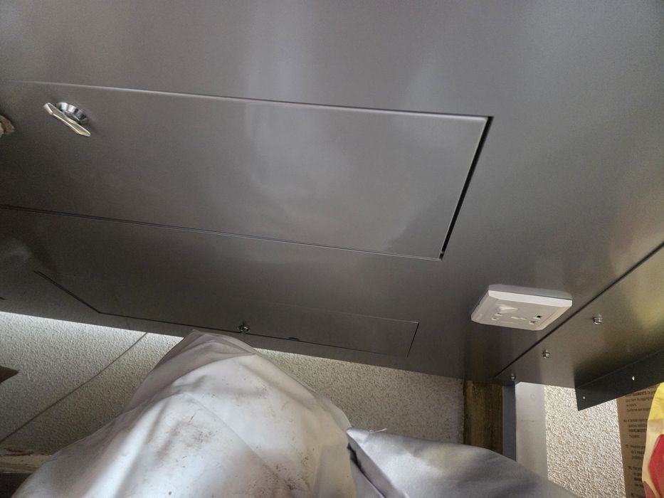 Stół do biura z pełnym okablowaniem