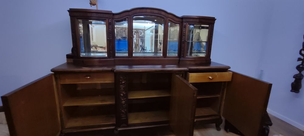 Buffet 2 corpos anos 20, com vidro bisotado e espelhos interiores