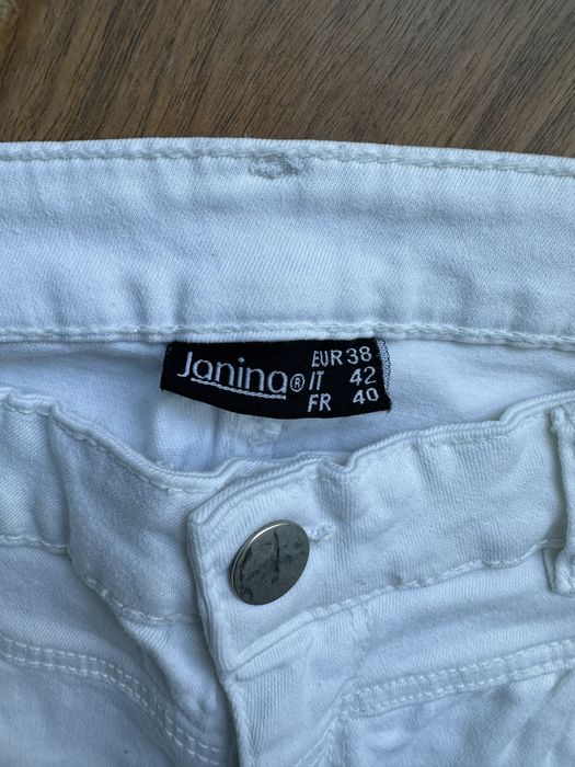 Klasyczne biale bawelniane rurki dopasowane spodnie sredni stan basic