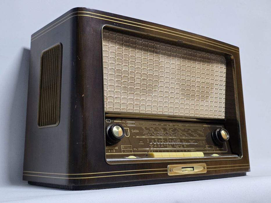 Rádio antigo reparado SABA