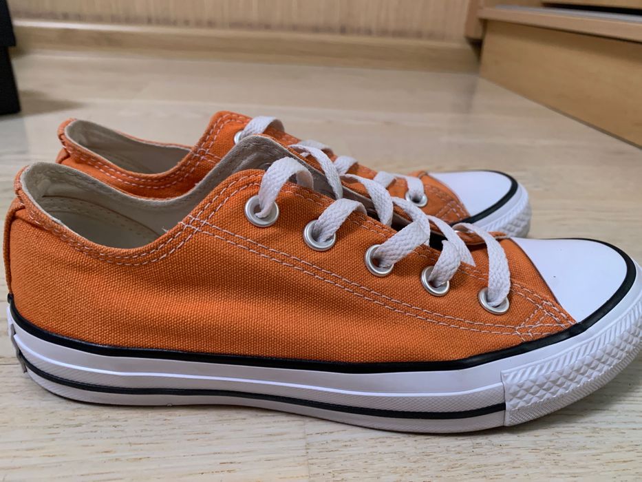 Кроссовки фирмы «Converse”