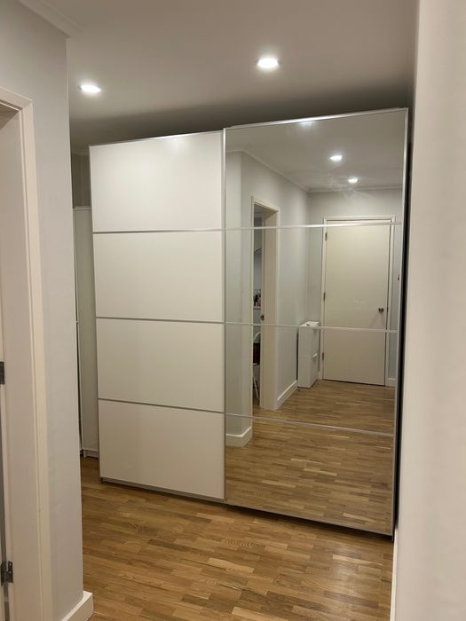 Roupeiro IKEA com espelho impecável
