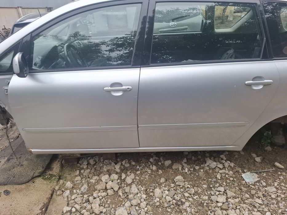 Двері комплект  toyota avensis verso 2004
Р