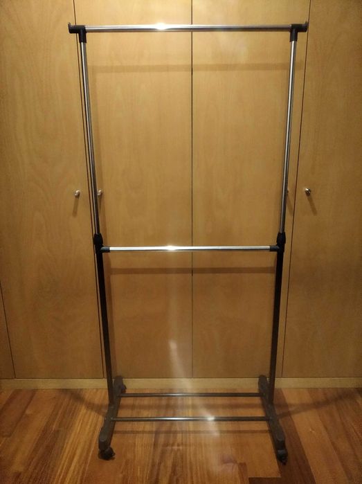 Charriot de roupa / suporte para cabides de 2 níveis, com rodízios