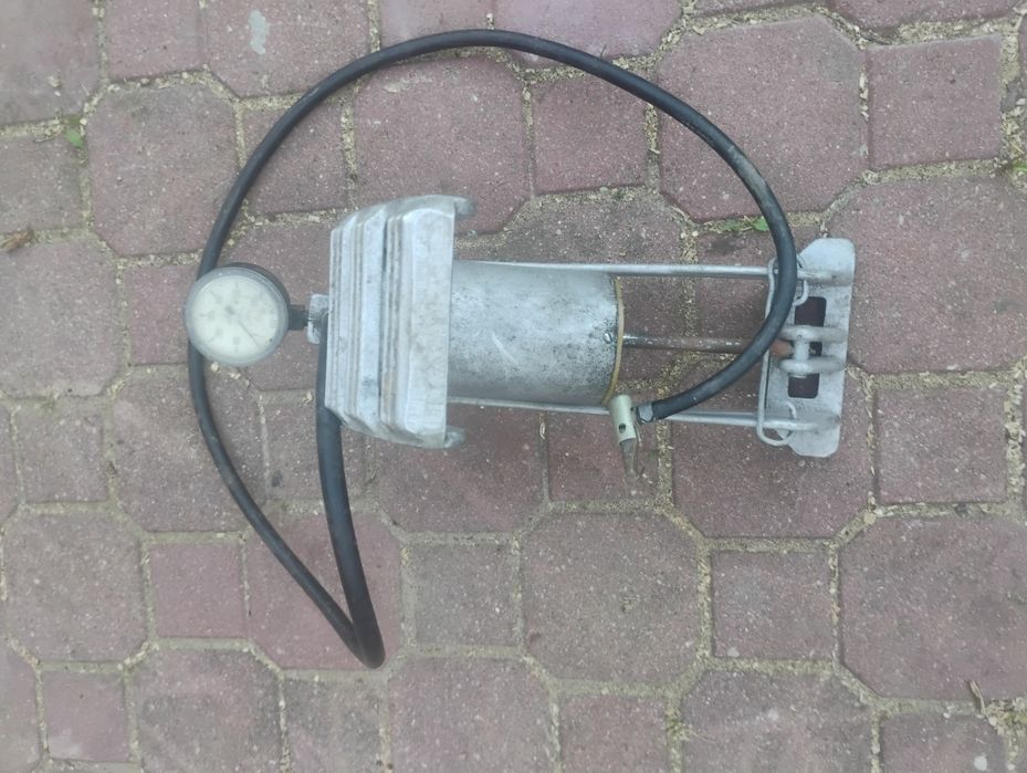 Pompka nożna do kół