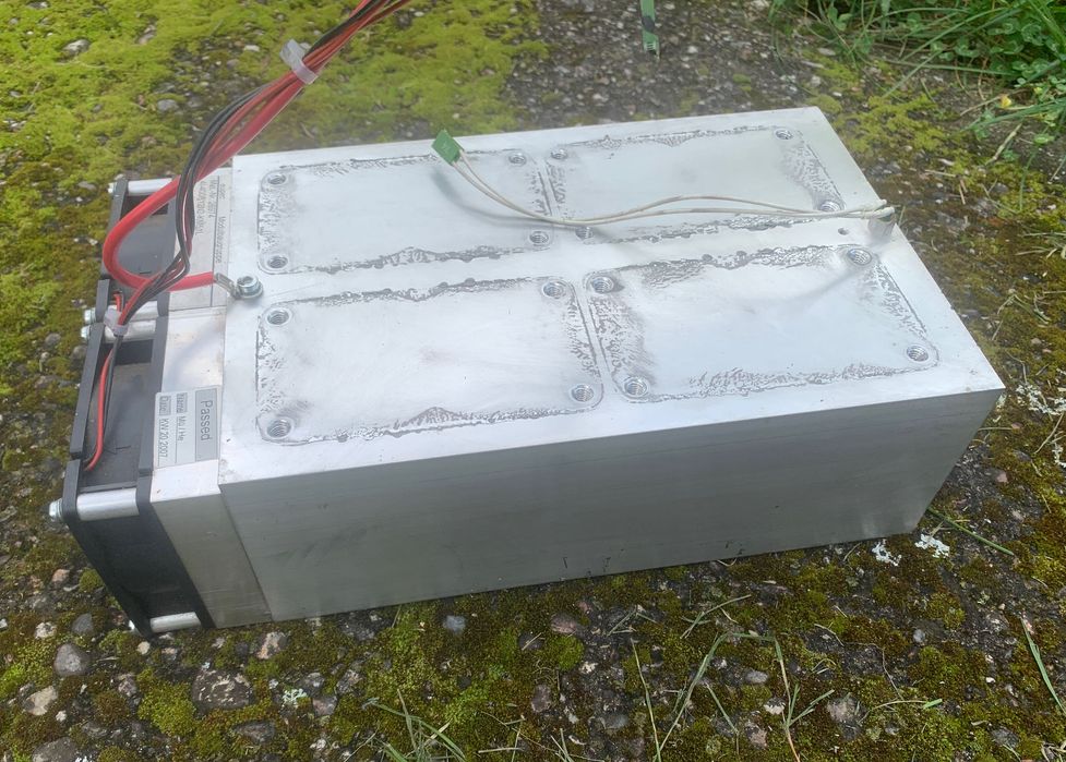 Duży radiator aluminiowy z wentylatorami