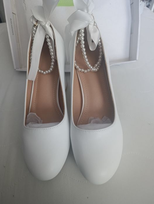 Buty na obcasie białe