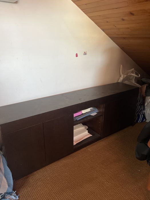 Movel aparador todo em madeira em estado satisfatorio