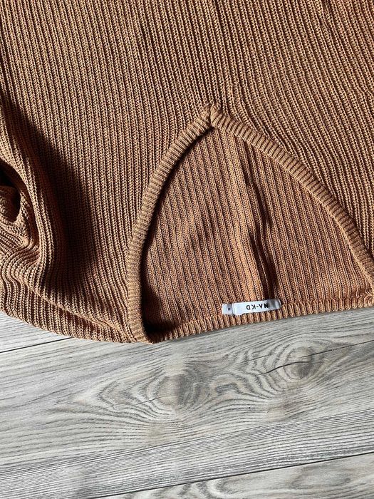 Lekki sweterek z dekoltem w serek