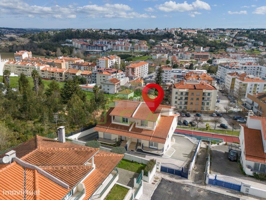 V3+1 Detached House with Garage in Guimarota