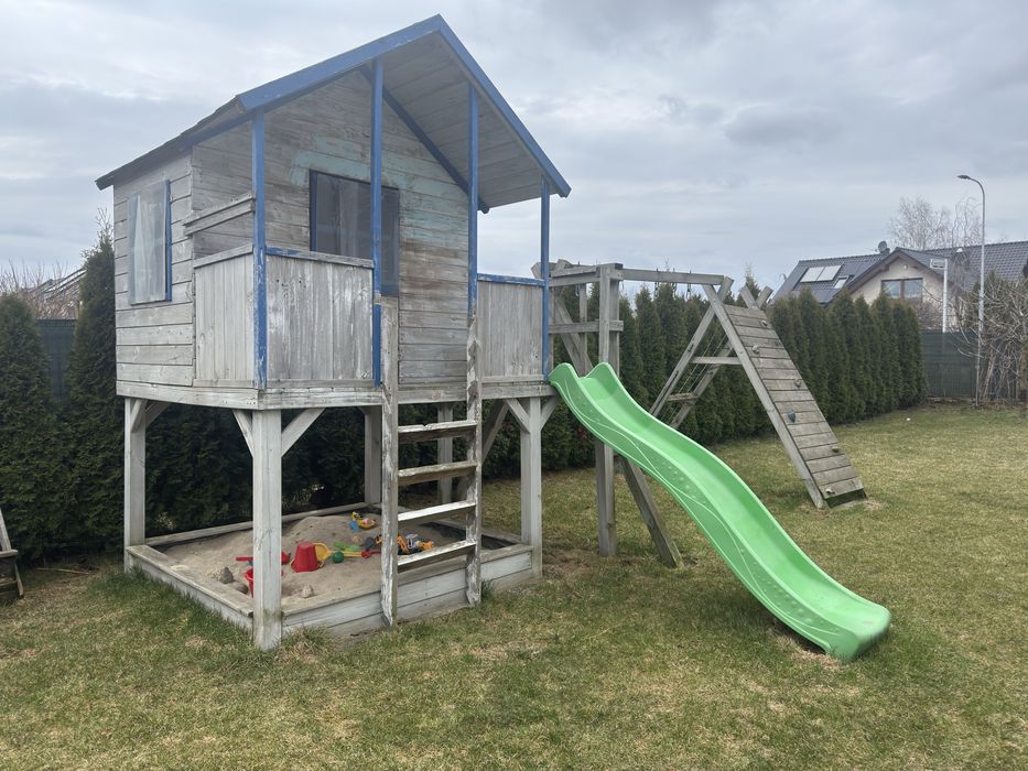 Domek ogrodowy z piaskownicą i huśtawkami – do remontu