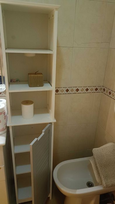 Móvel de casa de banho branco com arrumação