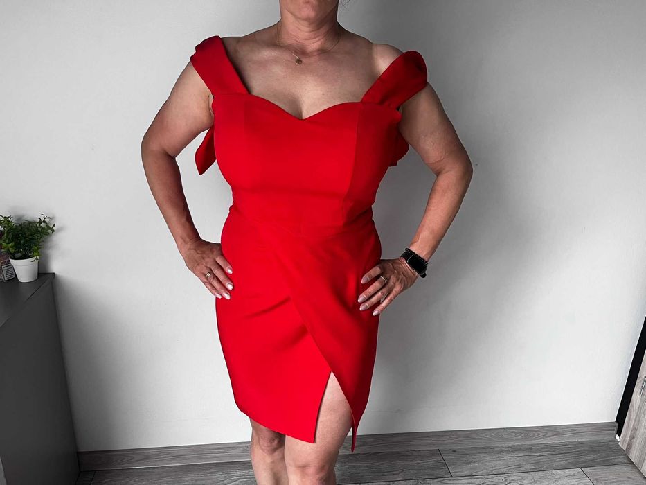 Piękna czerwona sukienka