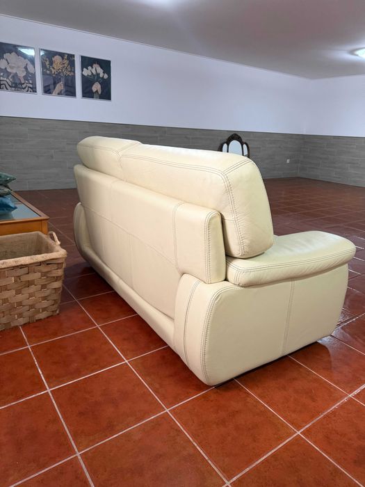 Sofás em pele. Muito confortáveis.