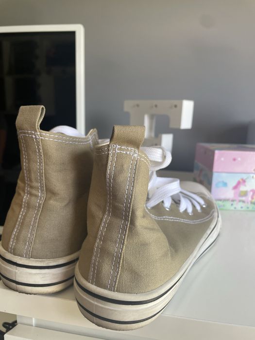 Sapatilha beje estilo all star