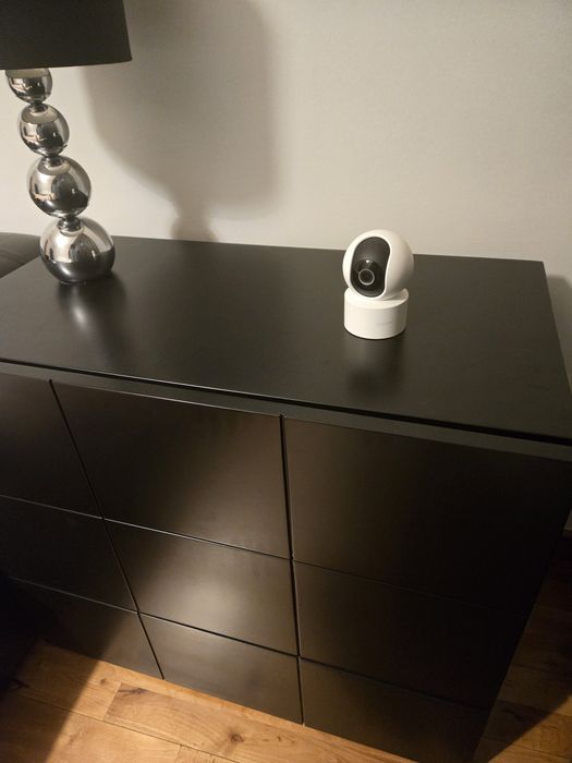 Cama estofada pele sintética + mesinha + cortina + candeeiro