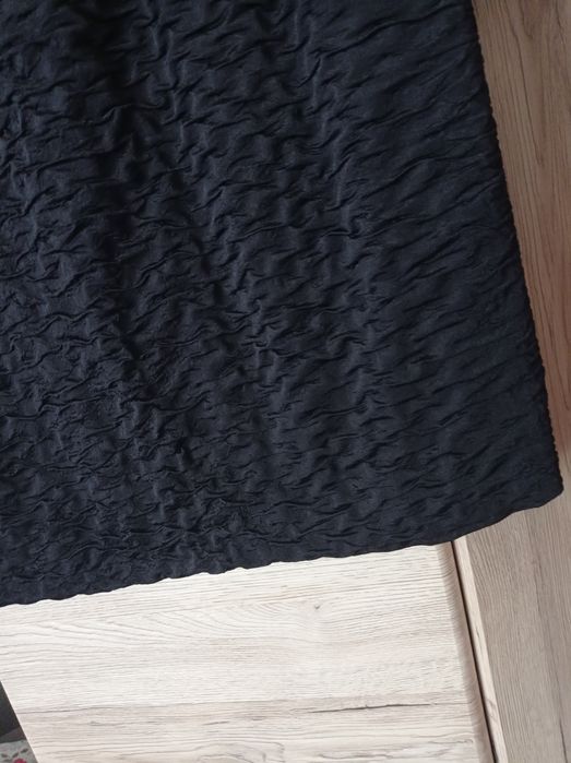 Czarna spódnica ołówkowa za kolano,karbowana ,z podszewka