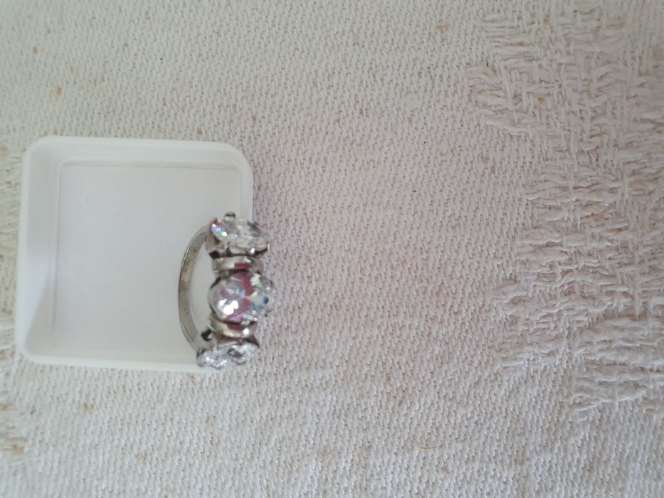 Anel prata de lei  e zircões novo