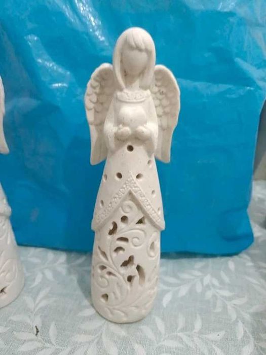 Anjos em gesso branco