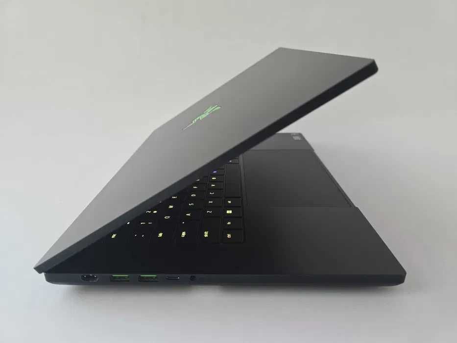 Razer Blade 16 I9 13950HX/RTX 4090/RAM 16GB/SSD 1TB/Mini-LED 240Hz