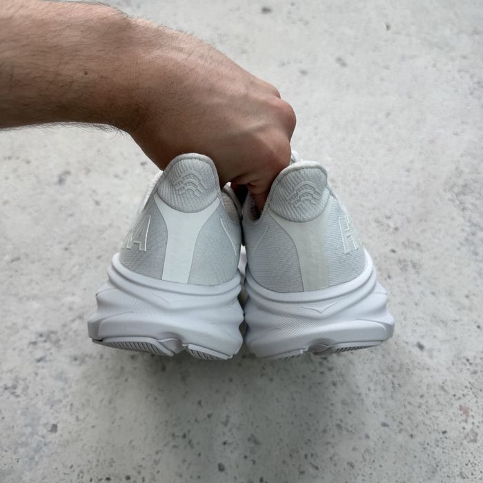 Оригінальні кросівки для бігу Hoka Clifton 9 у білому кольорі