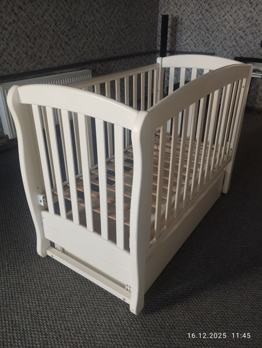 Дитяче ліжечко .