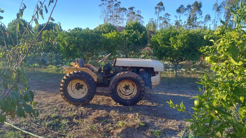 Trator 4X4 a trabalhar