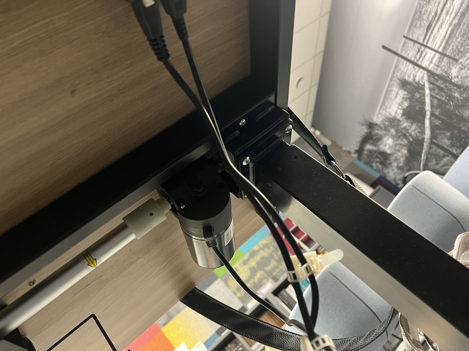 Biurko z elektryczną regulacją wysokości – blat dąb dziki – 137×67 cm