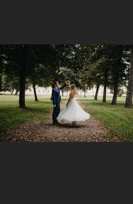 Suknia ślubna z rozcięciem na nodze