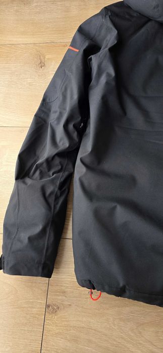 Męska czarna kurtka narciarska marki Salomon, rozmiar L